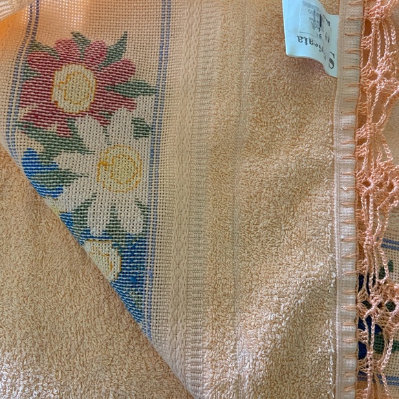 Hand embroidered towel - Picture 4 of 5